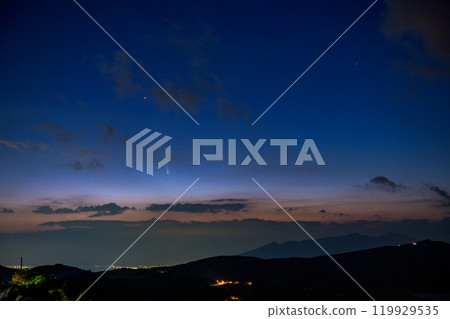 View of Comet Shikinzan, Atlas, and the International Space Station from Mount Taikanzan (Kanagawa Prefecture) 119929535