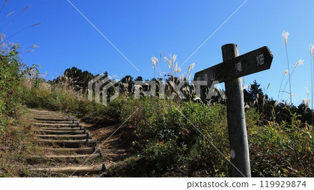 The summit of Mt. Iwawaki, known for its spectacular views of Japanese silver grass: a tourist attraction in Okukawachi, Osaka 119929874