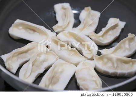 將冷凍餃子放入煎鍋中的圖片(照片) 將冷凍餃子放入煎鍋中的圖片(照片) 119930860