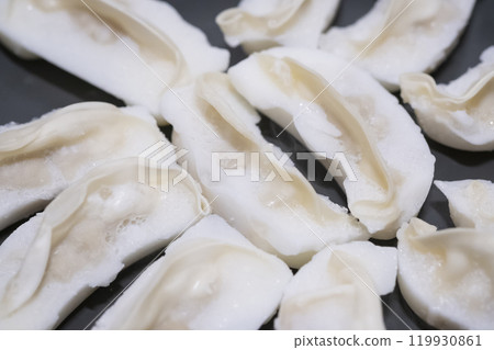 將冷凍餃子放入煎鍋中的圖片(照片) 將冷凍餃子放入煎鍋中的圖片(照片) 119930861