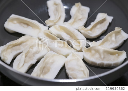 將冷凍餃子放入煎鍋中的圖片(照片) 將冷凍餃子放入煎鍋中的圖片(照片) 119930862