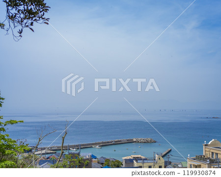 漁港景色與美麗的藍色大海 漁港景色與美麗的藍色大海 119930874
