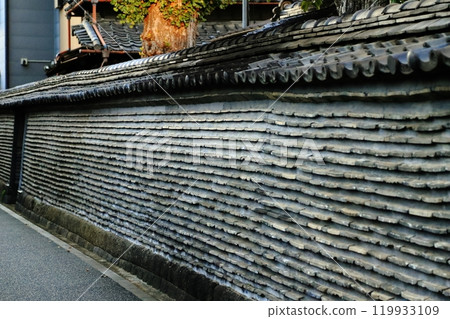 觀音寺築地牆，是位於東京台東區谷中的註冊有形文化財產，是個講述谷根千江戶時代故事的旅遊景點。 119933109