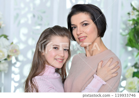 Little girl with her mother posing at home Little girl with her mother posing at home 119933746