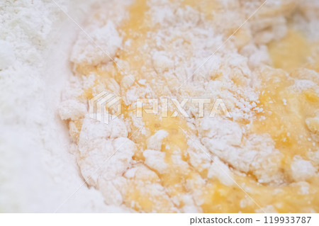 混合煎餅粉和生雞蛋的圖像（照片） 119933787
