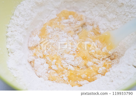 混合煎餅粉和生雞蛋的圖像（照片） 119933790