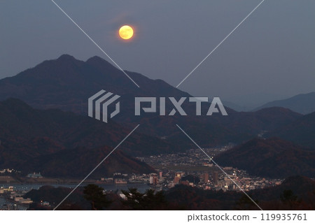 The moon rising from the mountain and the city 119935761