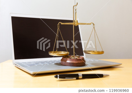 網路試用 - 試用 IT 的圖像。電腦和天平 網路試用 - 試用 IT 的圖像。電腦和天平 119936960