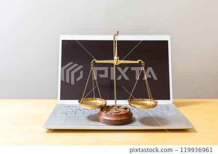 PC 和個人電腦、審判、網路犯罪、網路犯罪、社交網路問題、IT 在審判中的形象。 PC 和個人電腦、審判、網路犯罪、網路犯罪、社交網路問題、IT 在審判中的形象。 119936961
