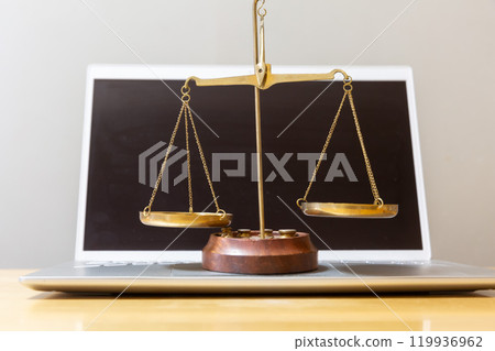 PC 和個人電腦、審判、網路犯罪、網路犯罪、社交網路問題、IT 在審判中的形象。 PC 和個人電腦、審判、網路犯罪、網路犯罪、社交網路問題、IT 在審判中的形象。 119936962