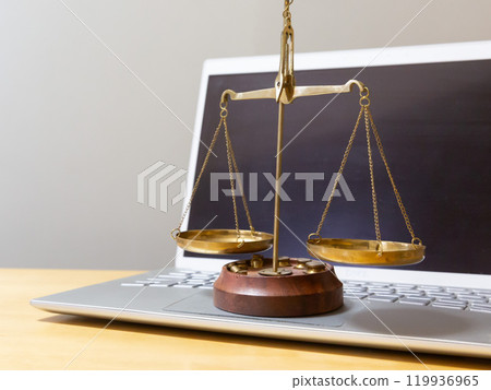 網路試用 - 試用 IT 的圖像。電腦和天平 網路試用 - 試用 IT 的圖像。電腦和天平 119936965