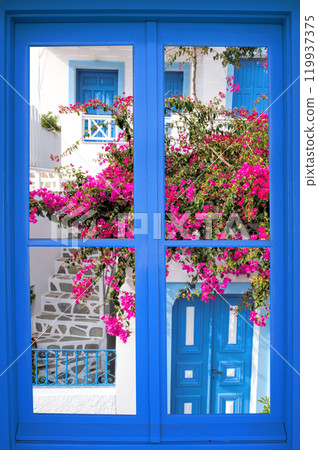 Traditional greek house with flowers in Oia village on Santorini island, Greece 119937375