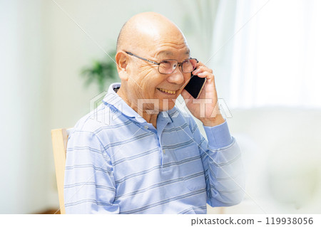 Senior male to talk on smartphone 119938056