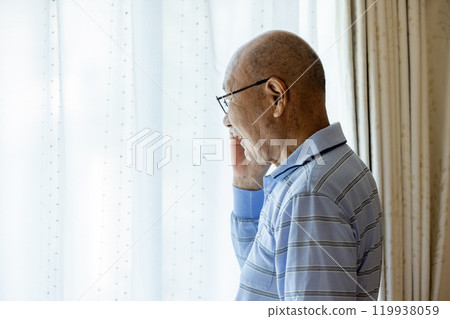 老人邊看外面邊打電話 119938059