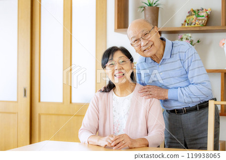 一對微笑的資深夫婦 119938065