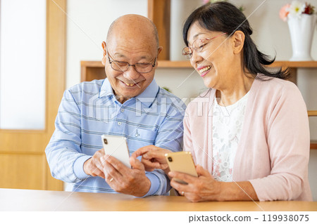 看著智能手機的年長夫婦 119938075
