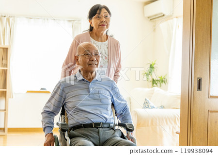 A smiling senior couple 119938094