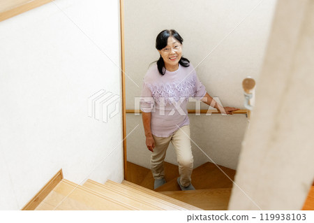 高級女子爬樓梯 119938103