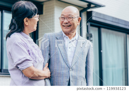 Cuddling senior couple 119938123