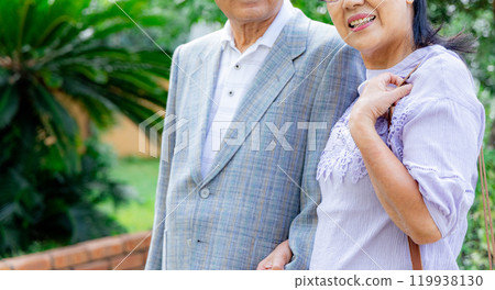 老夫婦擁抱旅行 119938130