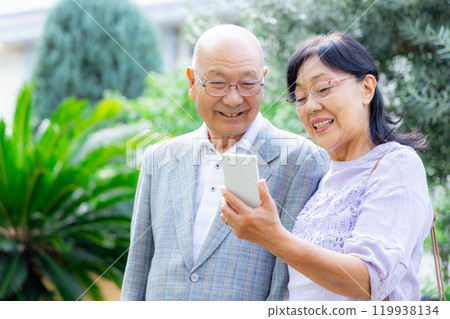 看著智能手機的年長夫婦 119938134