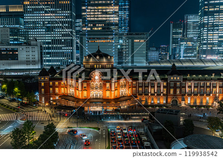 東京站和丸之內的夜景 119938542