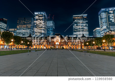 東京站和丸之內的夜景 119938560