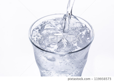 Pour carbonated water into the glass 119938573