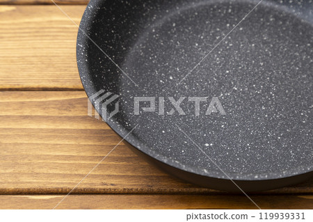 桌上放置的經氟處理的煎鍋 119939331