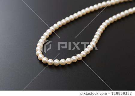 黑色背景上的珍珠項鍊 黑色背景上的珍珠項鍊 119939332