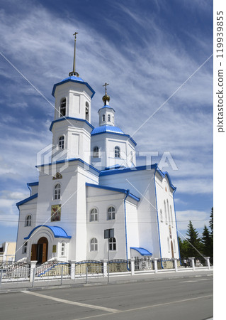 View of the 19th century Spassky Cathedral with the bell tower in Kuibyshev, Russia 119939855
