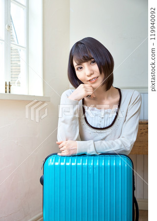 準備旅行的年輕女子 119940092