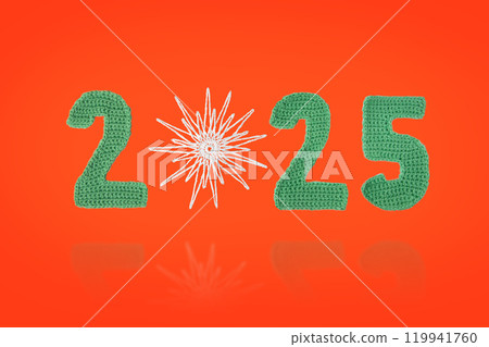 Knitted green numbers 2025 and snowflake on red background. Merry Christmas and New Year 2025 design element. Winter knitting creativity. 119941760