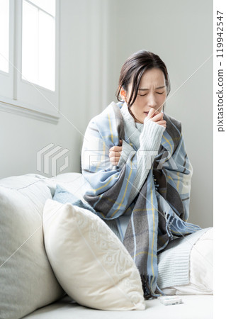一位對寒冷敏感且感覺不舒服的年輕女性。 119942547