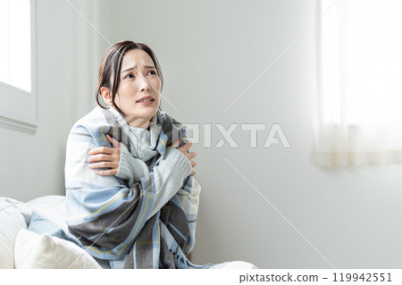 A young woman who is sensitive to the cold, feeling unwell 119942551