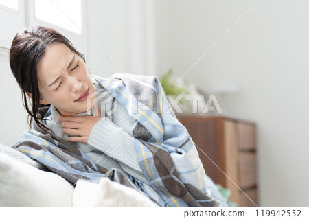 A young woman who is sensitive to the cold, feeling unwell 119942552