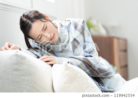 一位對寒冷敏感且感覺不舒服的年輕女性。 119942554