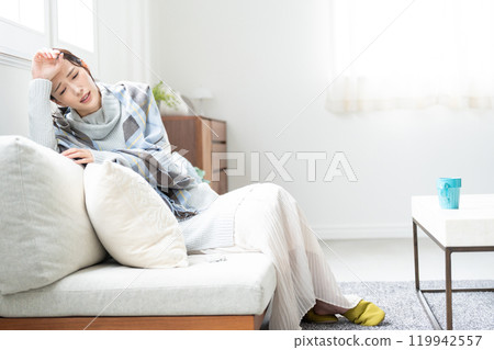 一位對寒冷敏感且感覺不舒服的年輕女性。 119942557