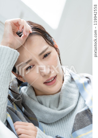一位對寒冷敏感且感覺不舒服的年輕女性。 119942558