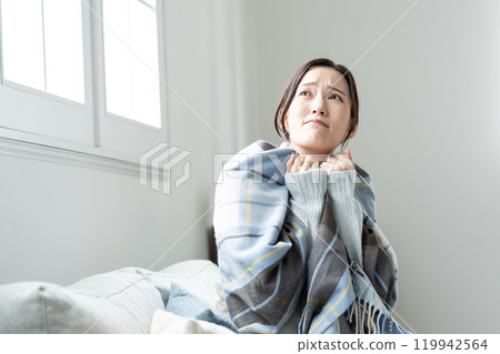 A young woman who is sensitive to the cold, feeling unwell A young woman who is sensitive to the cold, feeling unwell 119942564