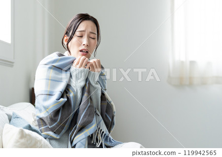 A young woman who is sensitive to the cold, feeling unwell A young woman who is sensitive to the cold, feeling unwell 119942565
