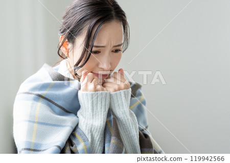 一位對寒冷敏感且感覺不舒服的年輕女性。 119942566