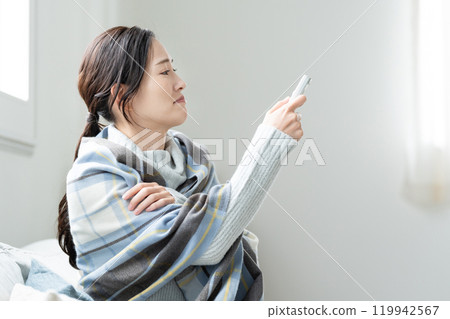 對冷空調敏感的年輕女性 119942567