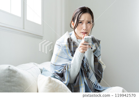 對冷空調敏感的年輕女性 對冷空調敏感的年輕女性 119942570