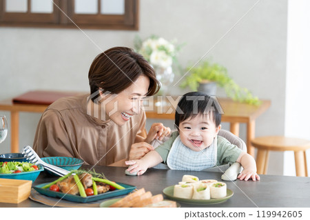 Mom and baby eating 119942605