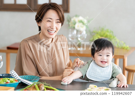 Mom and baby eating 119942607