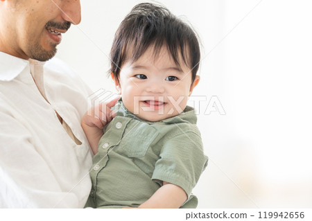 一個嬰兒抱著爸爸 119942656
