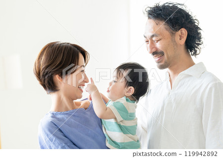 中年夫婦抱著嬰兒 119942892