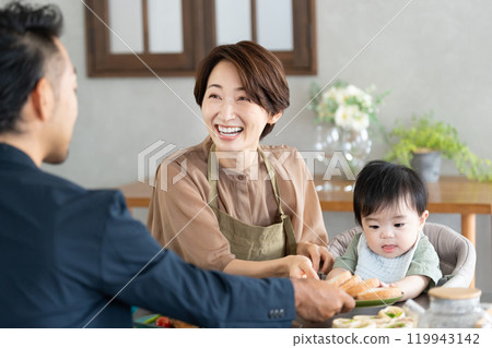 Middle-aged family eating at the dining table Middle-aged family eating at the dining table 119943142