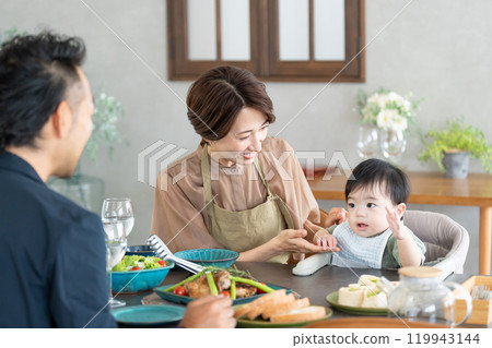 Middle-aged family eating at the dining table Middle-aged family eating at the dining table 119943144